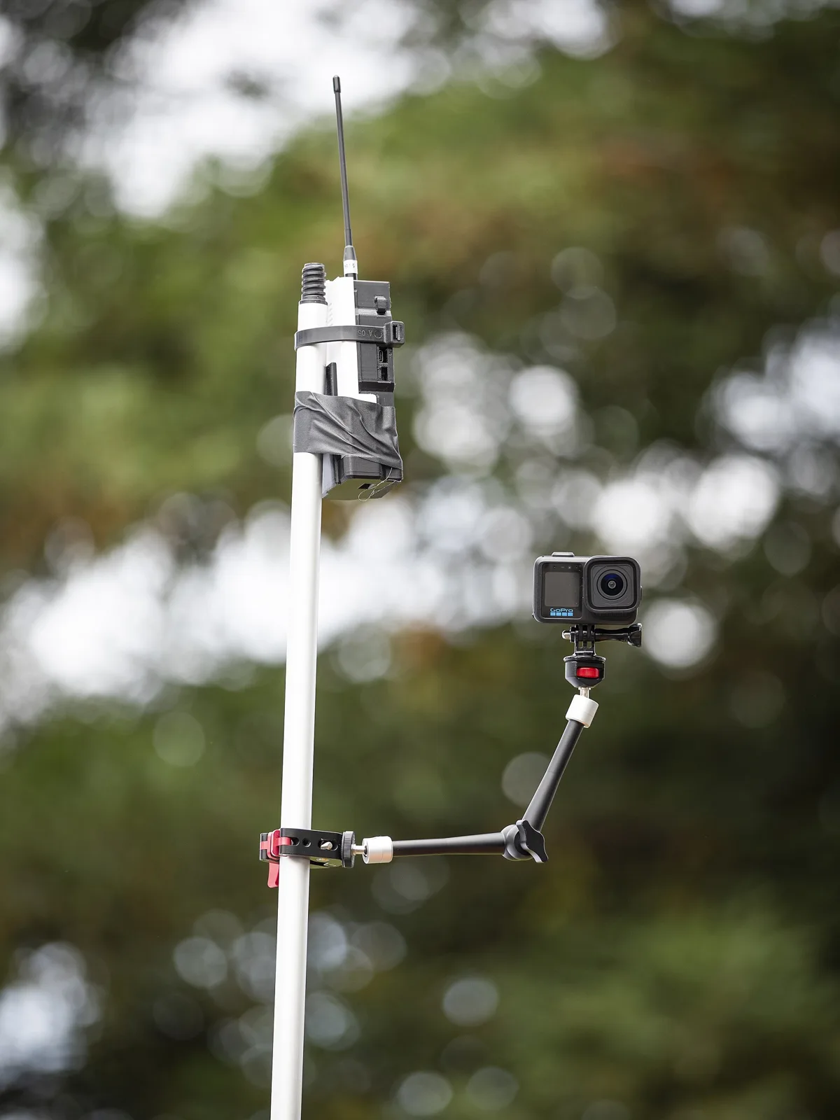 Small mesh radio node mounted on a pole